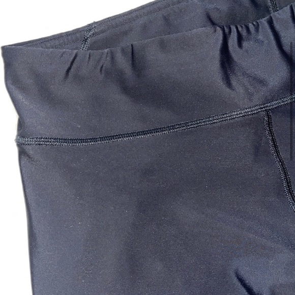 SOLD UNDER ARMOUR Black Cropped Leggins - Picture 4 of 6